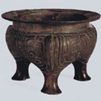 Bronze ritual tripod vessel