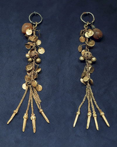 03-gold-earrings-plate1-2023