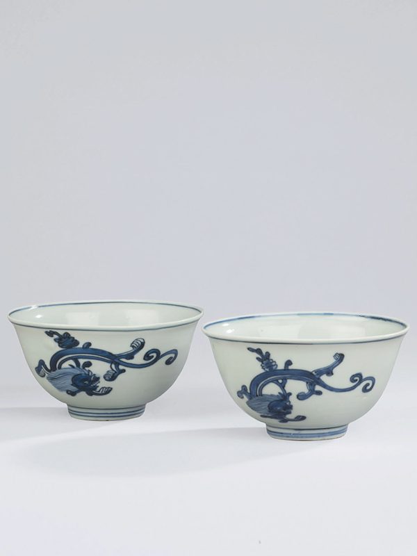 Pair of porcelain bowls with chi dragons