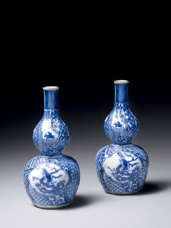 Pair of blue and white Kutani porcelain saké bottles, Suda Seika kiln