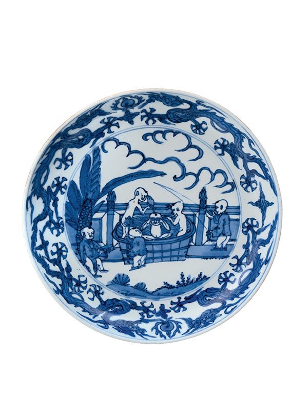 Blue and white porcelain dish with a scene of "blind man's buff"