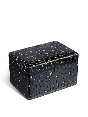 Lacquer tea box with carved leaves by Yamada Teruo