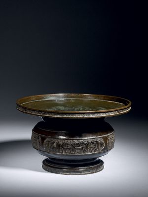 Bronze vase with wide rim