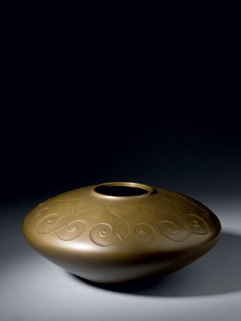 Bronze vase with heart-­shaped design, by Hongo Toshihiko (b. 1947)