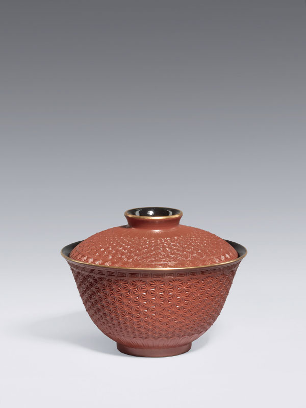 Porcelain bowl and cover in imitation of lacquer