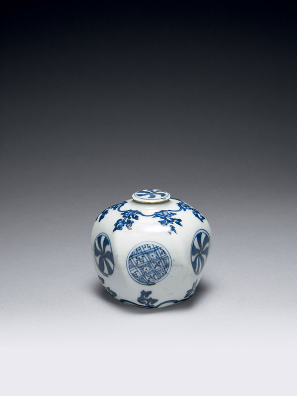 Blue and white porcelain container