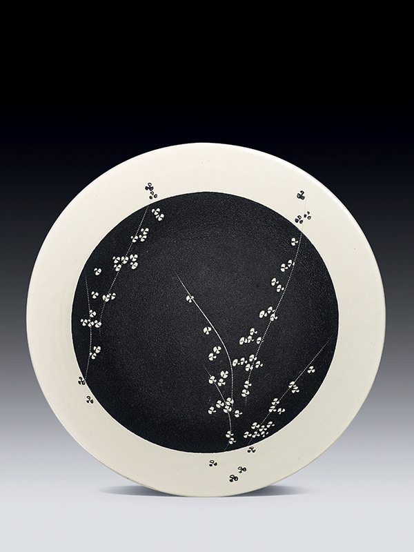 Ceramic dish by Kondô Yutaka