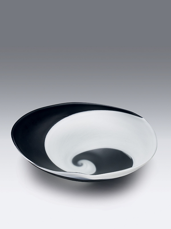 Glass dish by Hisatoshi Iwata