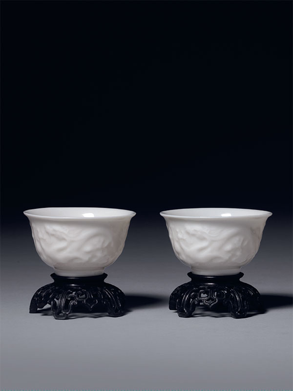 41 Pair of Dehua porcelain ‘Dragon’ cups